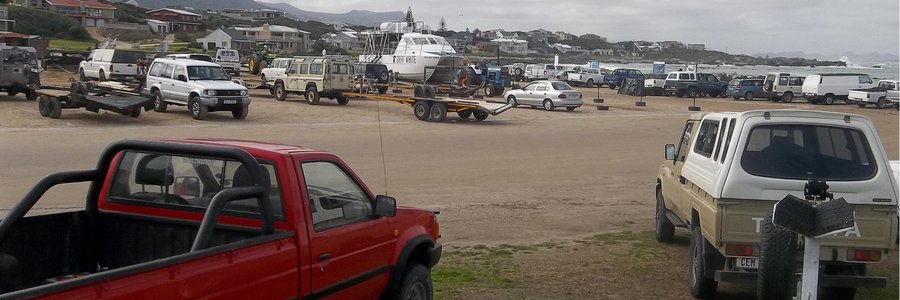 So bedrywig het Kleinbaaihawe oor die naweek gelyk toe al wat leef en beef probeer het om ‘n snoek in die hande te kry. Van die manne was heel gelukkig.       
